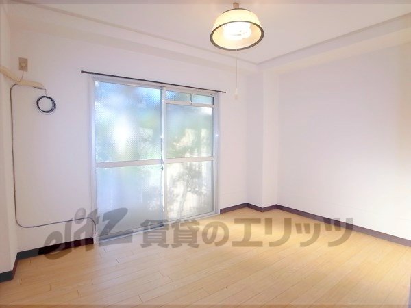 Living and room. Settle down in a quiet environment.