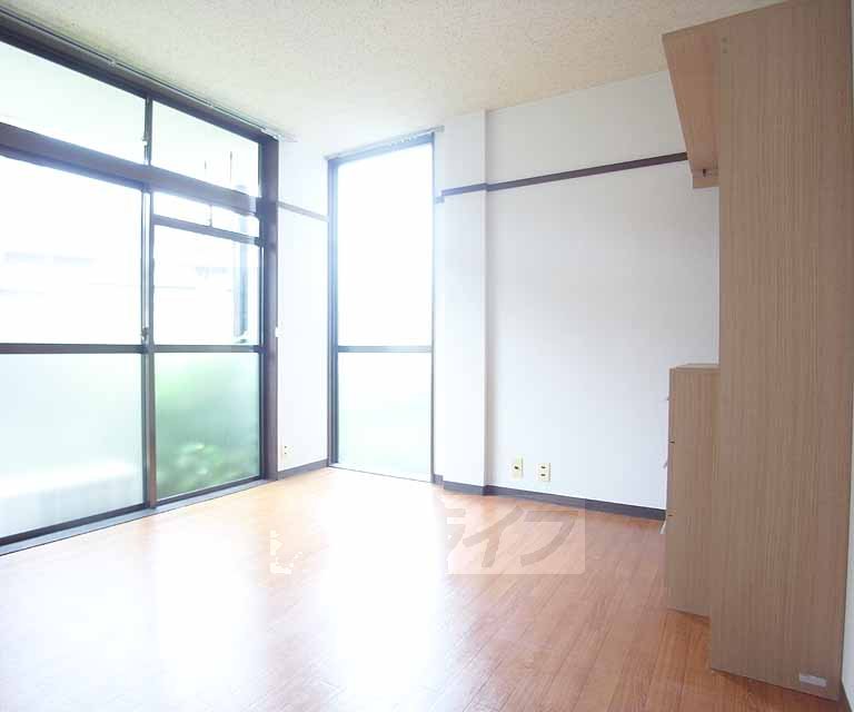 Living and room. 6 Pledge of Western-style.