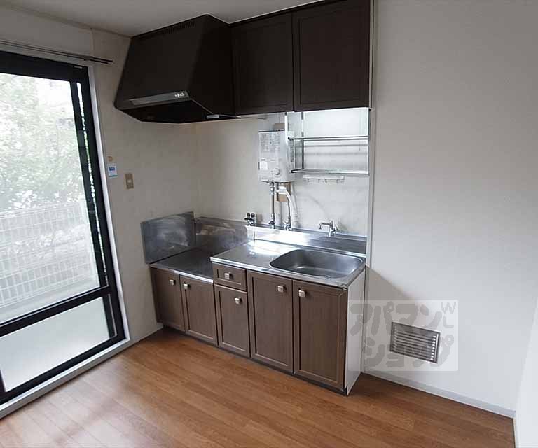 Kitchen. Two-burner stove can be installed