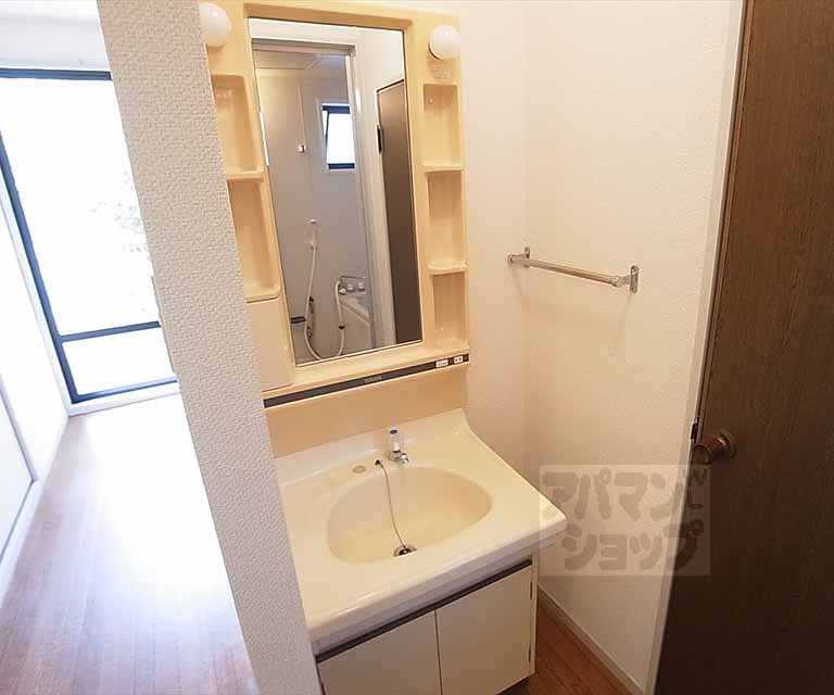 Washroom. Independent wash basin