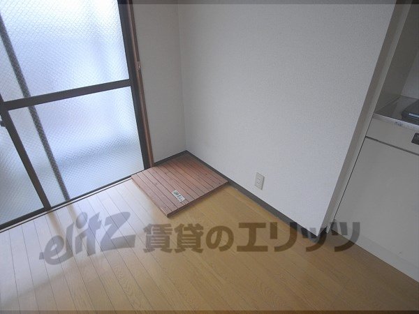 Other room space. Refrigerator yard