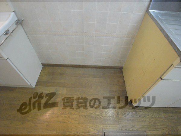 Other room space. Refrigerator yard