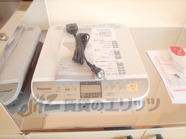 Kitchen. 1-burner stove has been installed.