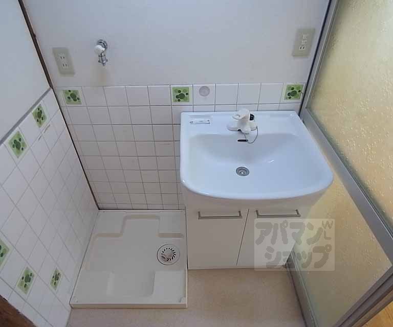 Washroom. Wash basin