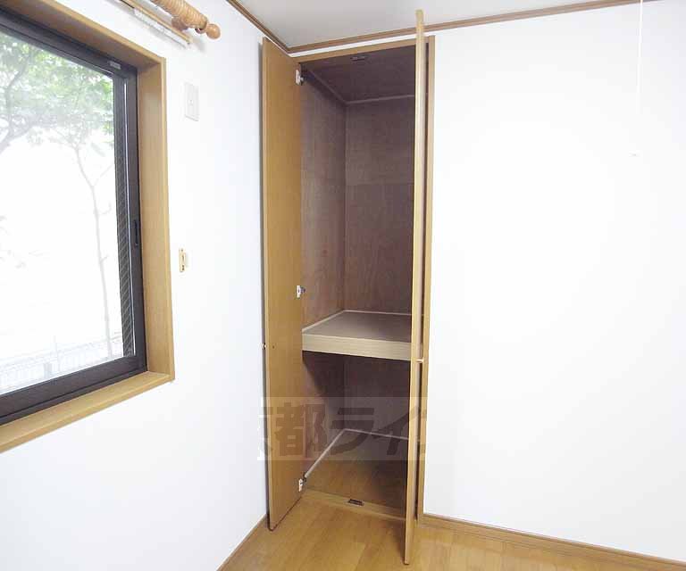 Living and room. 4.5 Pledge is a Western-style storage.