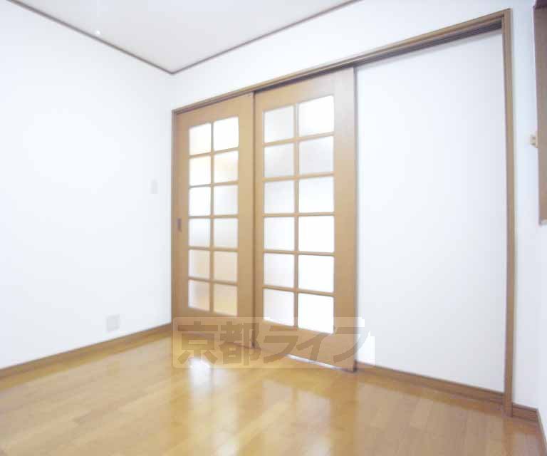 Living and room. 4.5 is the Pledge of Western-style.