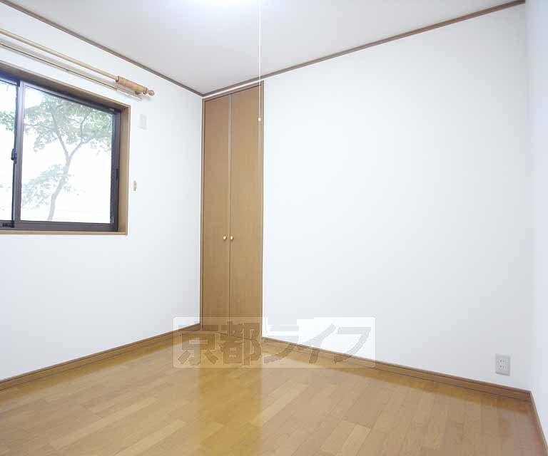 Living and room. 4.5 is the Pledge of Western-style.