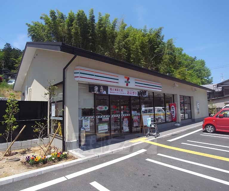 Convenience store. 715m to Seven-Eleven Kamigamoniken'ya the town store (convenience store)