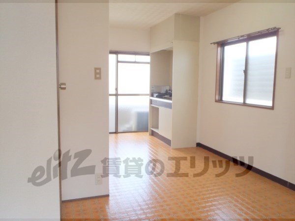 Living and room. Easy to use is a little wide eyes kitchen space