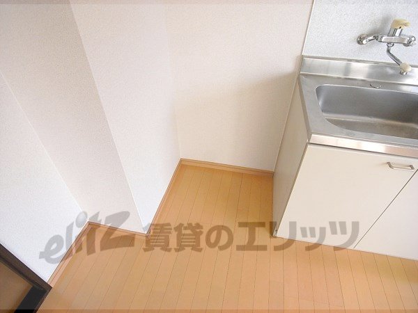 Other room space. Refrigerator yard