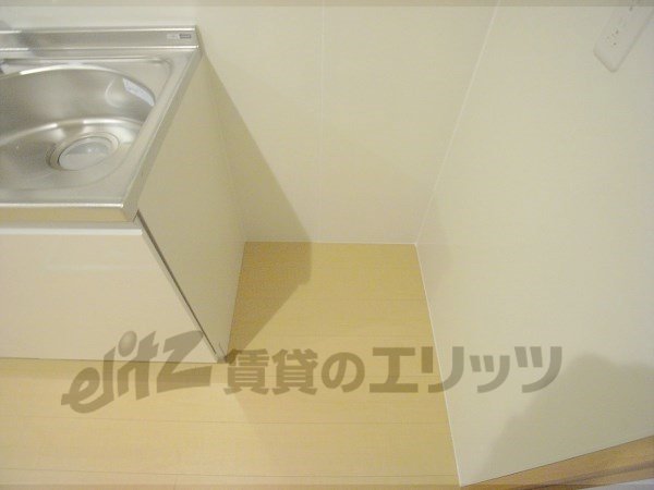 Other room space. Refrigerator yard