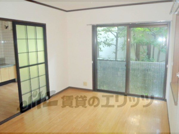 Living and room. 6 Pledge of Western-style.