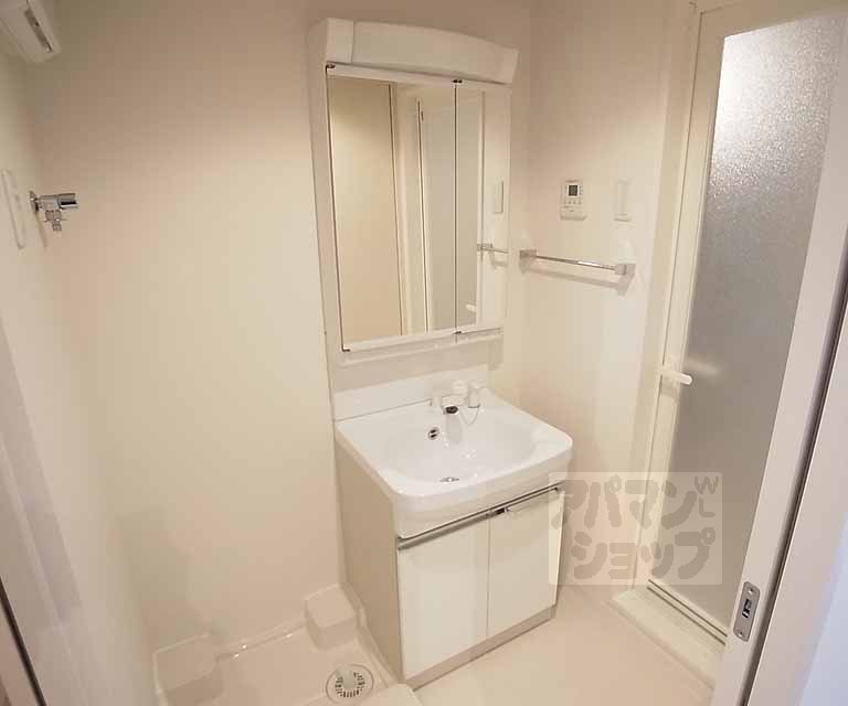 Washroom. Shampoo dresser