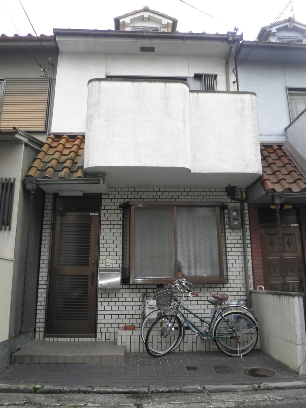 Local appearance photo. Local (11 May 2013) Shooting