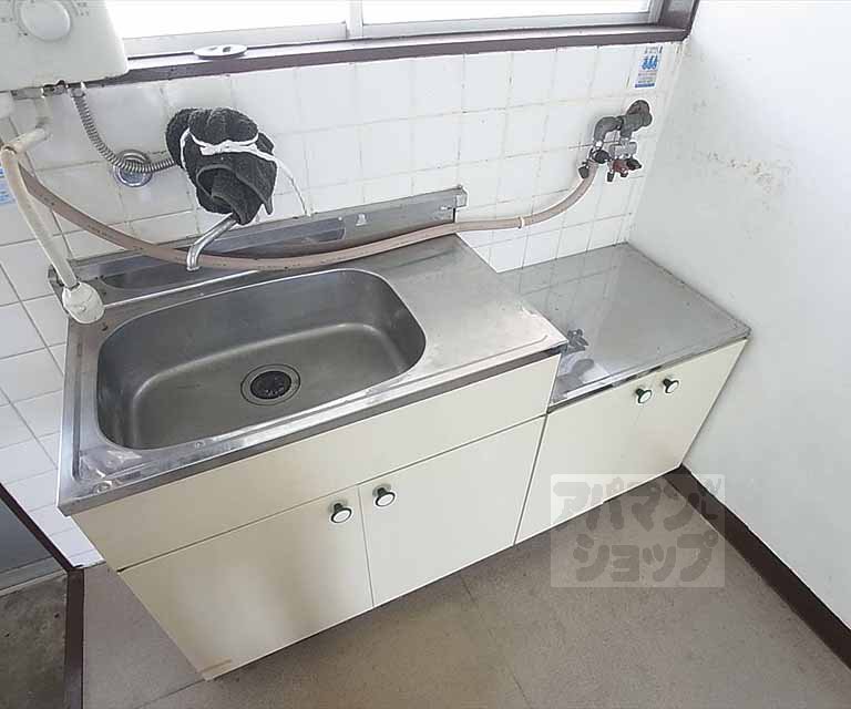 Kitchen. Two-burner stove can be installed