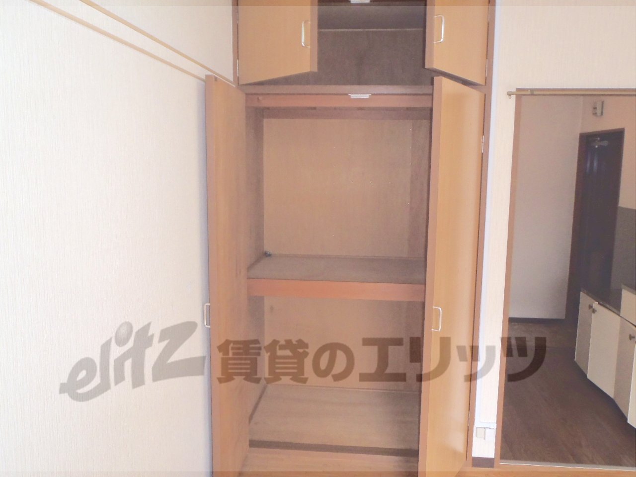 Receipt. There are also housed in the upper part, Enter plenty