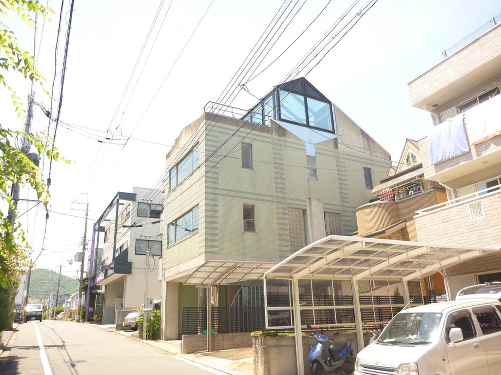 Local photos, including front road. Local (June 2013) Shooting South-facing per day good