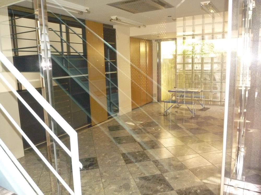 Entrance. Local (June 2013) Shooting