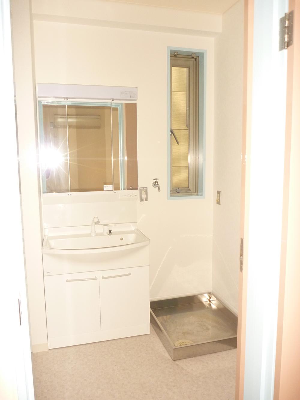 Wash basin, toilet. Local (June 2013) Shooting