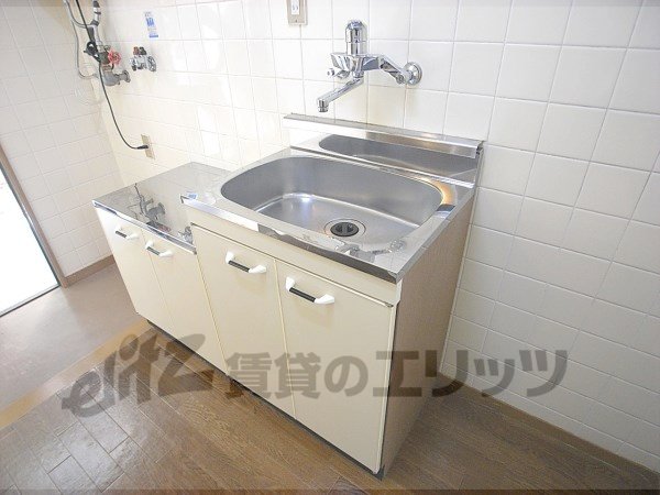 Kitchen. Two-burner stove is can be installed