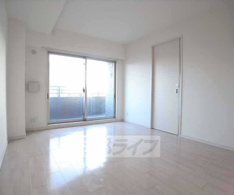 Living and room. 13.5 Pledge of is living. Bright room was based on white.