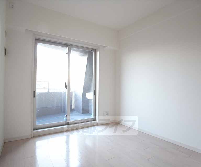 Living and room. 4.9 Pledge of Western-style.