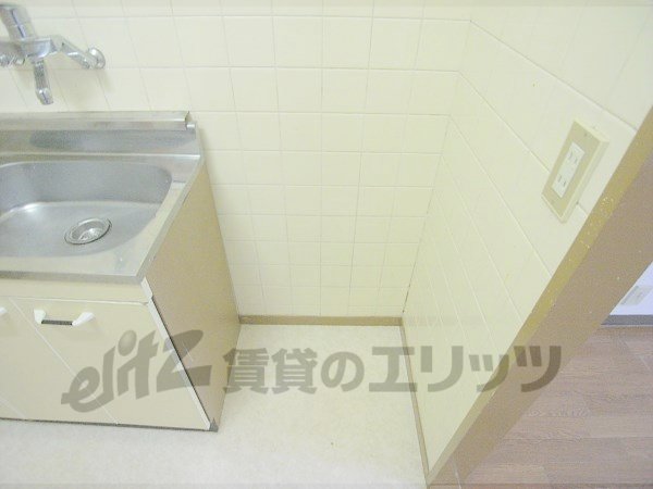 Other room space. Refrigerator yard