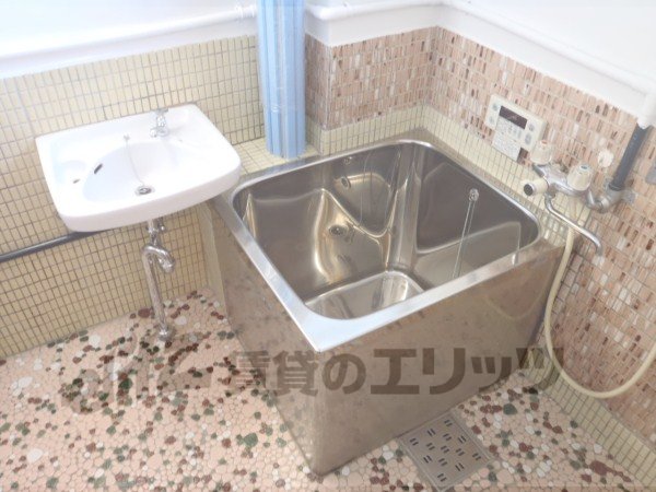 Bath. Air conditioning