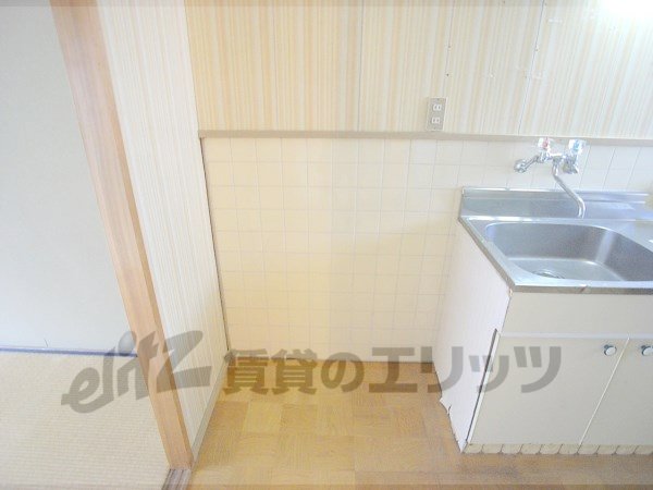 Other room space. Refrigerator yard