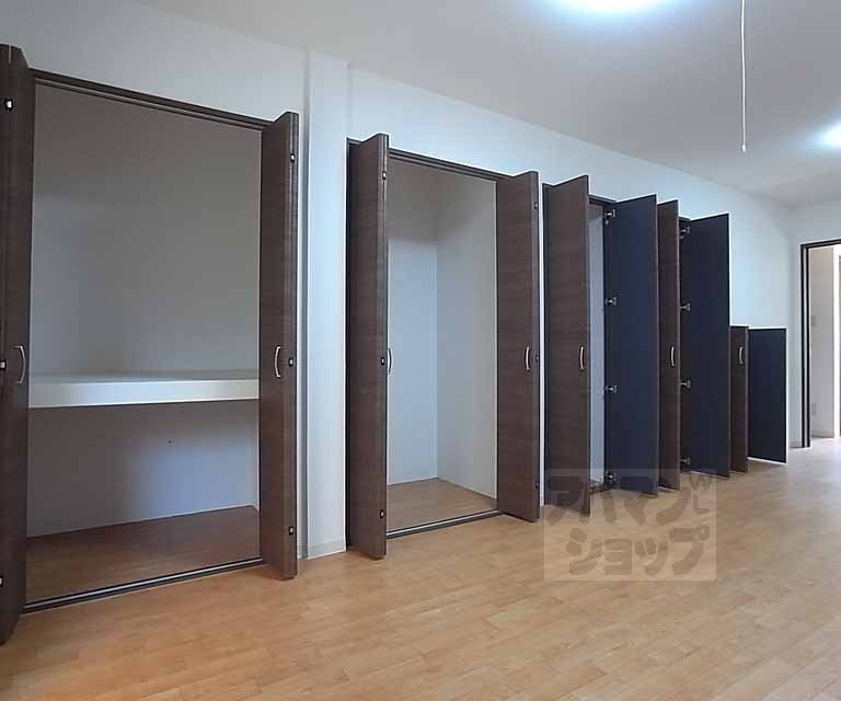 Receipt. Storage of living