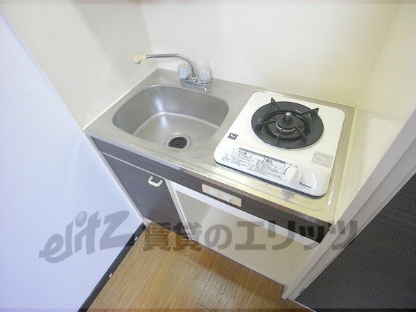 Kitchen. 1-neck is with a gas stove.