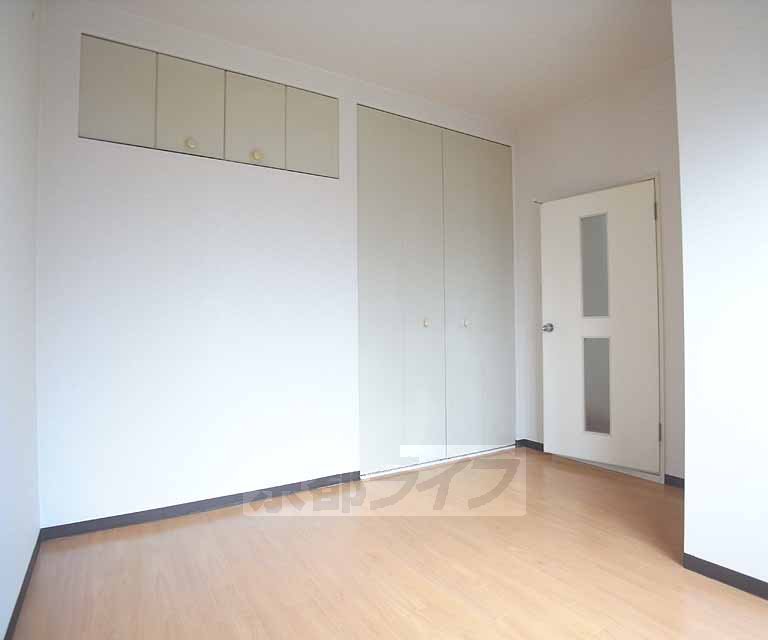 Living and room. 5.5 Pledge of Western-style.