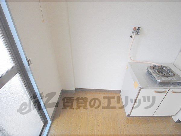 Other room space. Refrigerator yard