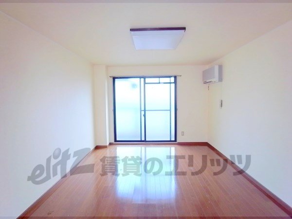 Living and room. 8.6 Pledge of Spacious room.