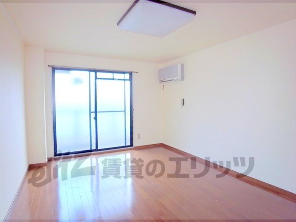 Living and room. It is also a good day.