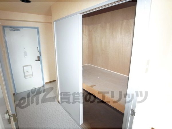 Receipt. There is a large storage.