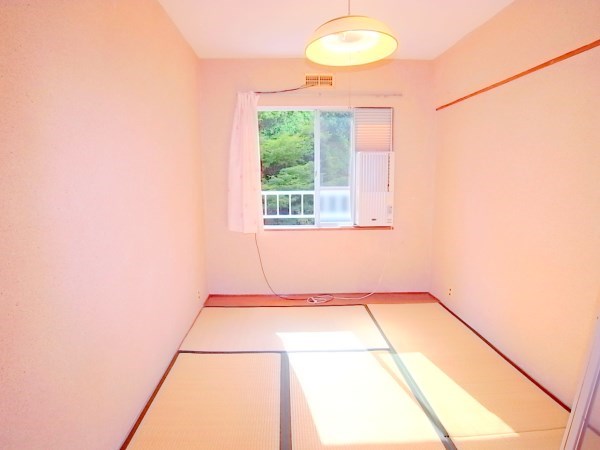 Living and room. It is quiet and cozy.