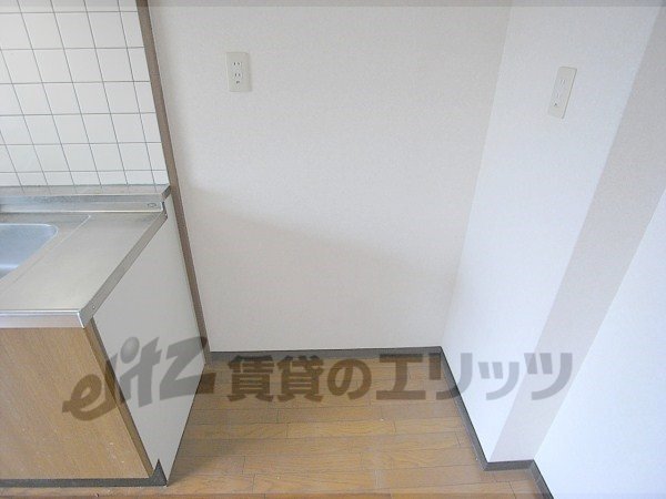 Other room space. Refrigerator yard