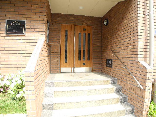 Entrance. Looking for a perfect room in your eyes!