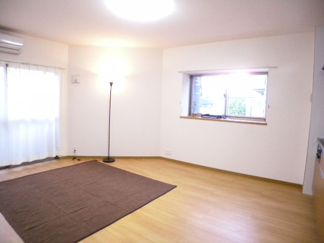 Other room space. Sunny! View is also GOOD!