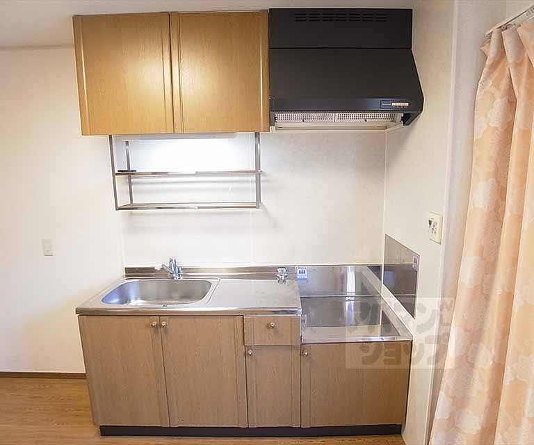 Kitchen. Two-burner stove can be installed