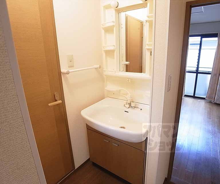 Washroom. Independent wash basin