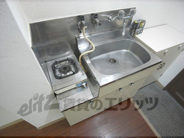 Kitchen. Easy to clean compact kitchen