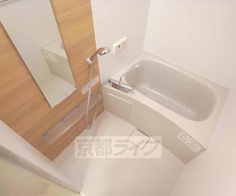 Bath. Spacious bathroom.