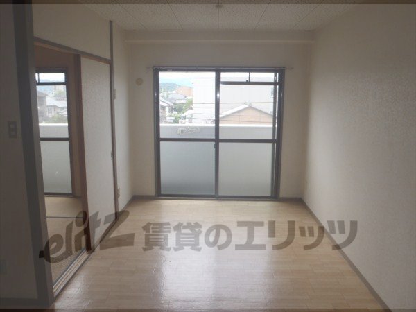 Living and room. Spacious living.