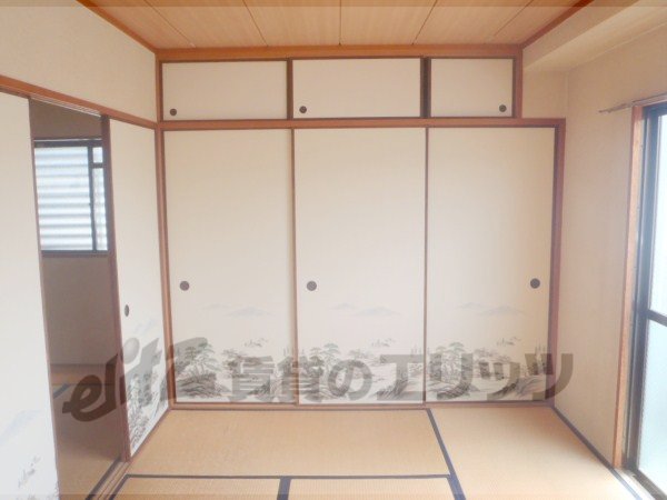 Receipt. There is a big closet.