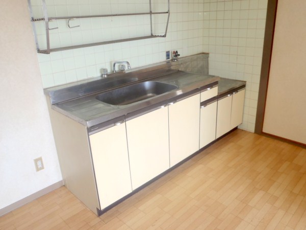 Kitchen. Large kitchen table.