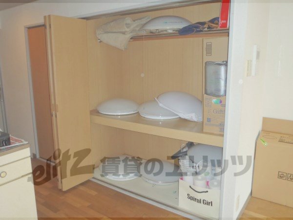 Receipt. Current, Lighting of the storage field