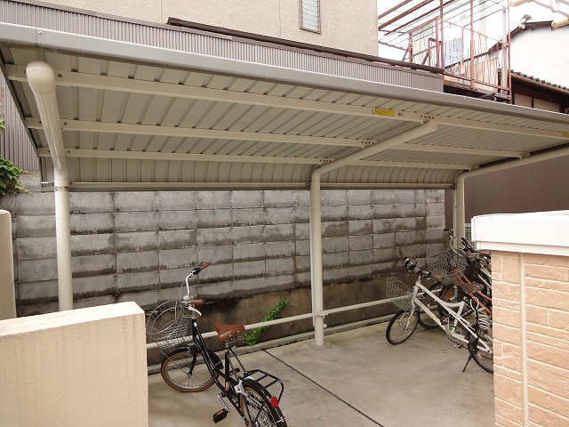 Other common areas. Safely in the rain because the parking lot with a roof