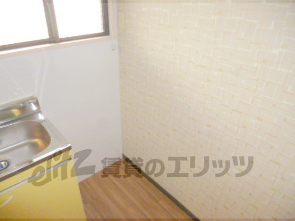 Other room space. Refrigerator yard